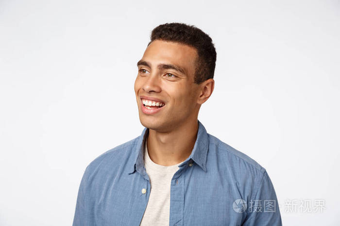 特写写真热情帅气的巴西男人左顾右盼笑容可掬沉思有趣的宣传片谈笑风