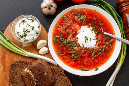 传统的乌克兰俄罗斯罗宋汤,碗上有白豆.