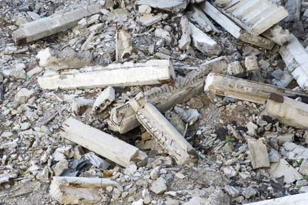 一座大型混凝土建筑物地基被破坏的俯视图.照片