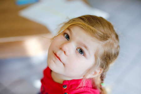 可爱可爱的三岁小女孩的画像。一个金发碧眼的漂亮宝宝看着镜头微笑着。快乐健康的孩子。