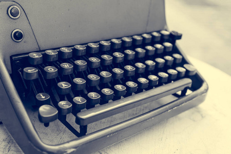 旧复古打字机的细节提醒过去的技术。