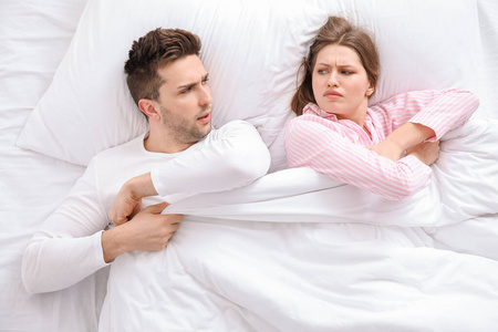 配偶 休息 妻子 肖像 睡觉 白种人 夫妇 软的 照顾 睡衣