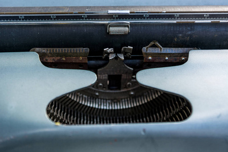 旧复古打字机的细节提醒过去的技术。