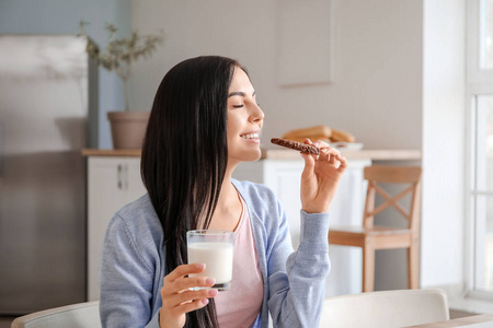 早餐 厨房 女孩 乳制品 巴氏杀菌 成人 产品 维生素 美味的