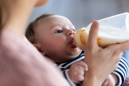 牛奶 婴儿 瓶子 好的 蹒跚学步的孩子 健康 说谎 白种人