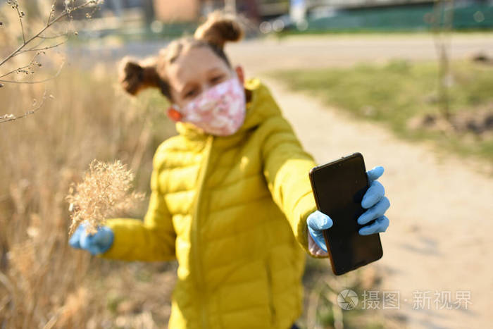 可爱的 草地 小孩 蹒跚学步的孩子 面具 乐趣 微笑 夏天