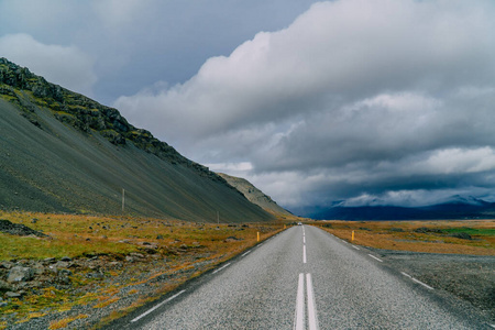 穿过地平线的道路，冰岛的风景。