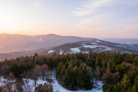 旅行 小山 自然 风景 森林 夏天 天空 春天 美丽的 山谷