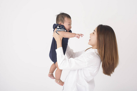 在一起 妈妈 漂亮的 乐趣 幸福 可爱极了 新生儿 童年