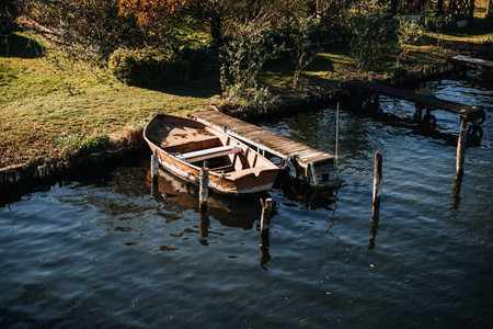 孤零零地停泊在湖边的小船照片
