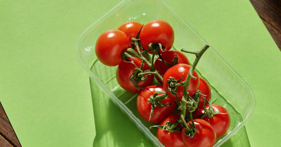 绿色背景的彩色红番茄。从顶视图