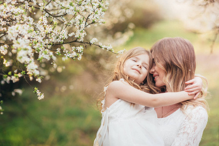 女人 拥抱 春天 宝贝 美丽的 童年 母亲 肖像 外部 自然