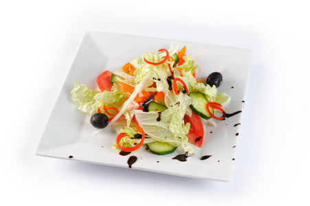 维生素沙拉和新鲜蔬菜放在白色背景的白色盘子里，特写