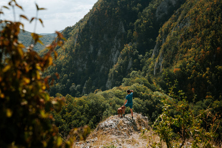 森林徒步旅行者在山顶与亚利桑那州难以置信的景观