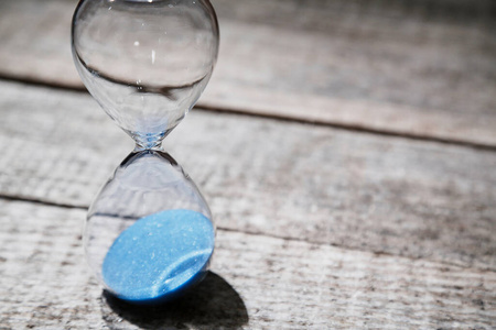 时光流逝.时间限制.紧迫和时间紧迫.木质表面的沙漏,复制空间照片