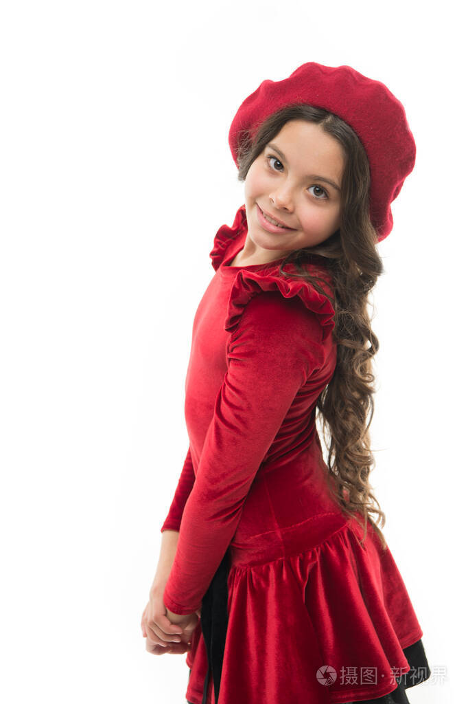 戴着法国贝雷帽的快乐孩子.复古童装.漂亮的小女孩戴着红色的发夹.