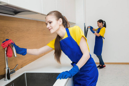 两个家庭的住宅专业清洁服务.