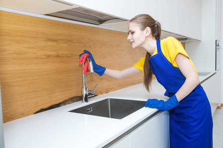 洗冰箱,水龙头,水槽.洗地板.照片