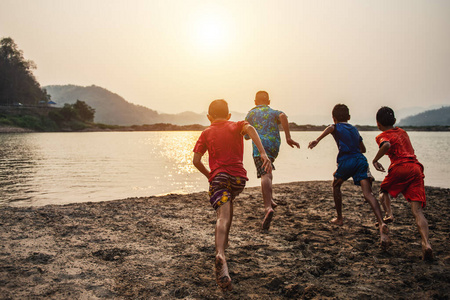 游泳 飞溅 泼洒 小孩 自然 友谊 日落 冒险 阳光 夏天