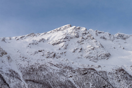 自然 冬天 滑雪 高的 徒步旅行 美丽的 天空 斜坡 岩石