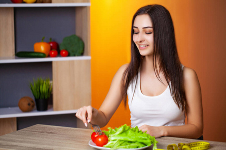 可爱的女人，新鲜的蔬菜和水果引领着健康的生活方式