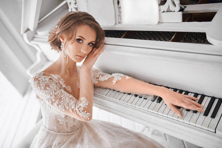 漂亮的 女人 魅力 面对 结婚 人类 化妆 婚礼 奢侈 钢琴