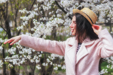 盛开 阳光 女士 肖像 享受 花的 花园 季节 头发 漂亮的