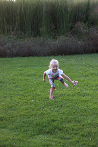 自然 蹒跚学步的孩子 行动 美女 运行 花园 女孩 公园