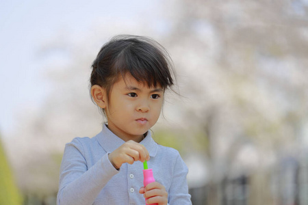 人类 蓝天 日本人 幼儿园 女人 外部 气泡 小孩 女孩