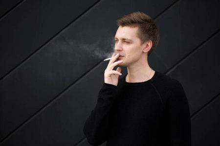 抽烟帅哥壁纸图片