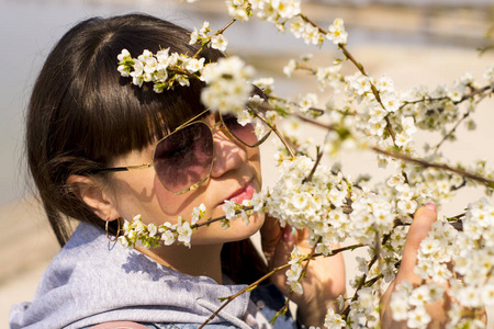 花的 开花 头发 幸福 美女 可爱极了 花园 自然 芳香