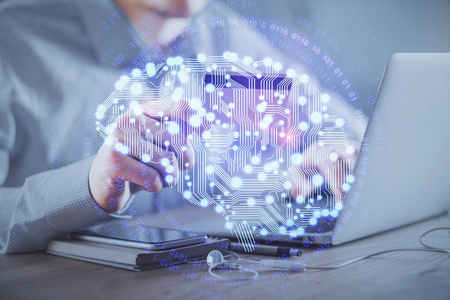 两次曝光的男子手在电脑上用信用卡打字和大脑主题画.