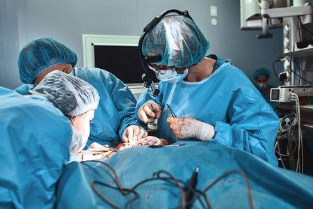 癌症肿瘤一队专业外科医生在手术室工作.切除癌症肿瘤的真正手术.