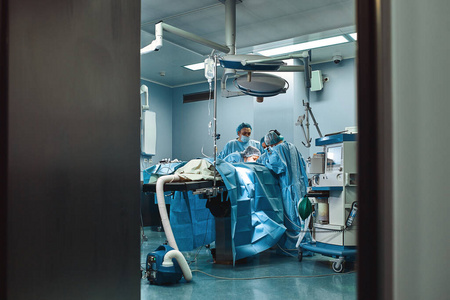 医疗队正在为一项复杂的手术准备手术室。现代医学。专业团队