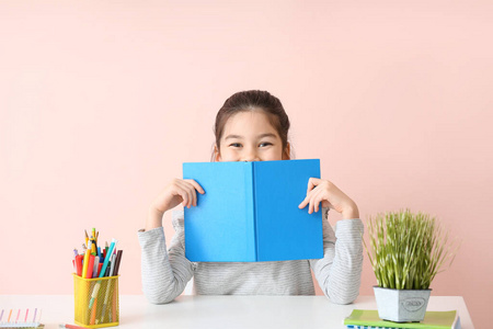 颜色 学习 女学生 阅读 可爱的 研究 肖像 主题 运动