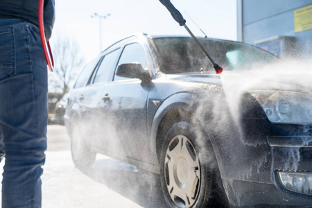 在高压下喷洒处理过的水进行手动洗车。自助快速洗车