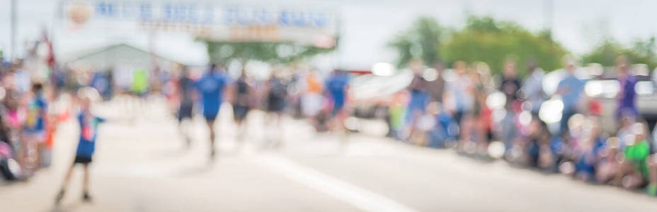 全景模糊背景不同的跑步者在终点线附近拥挤的欢呼在德克萨斯州的跑步比赛