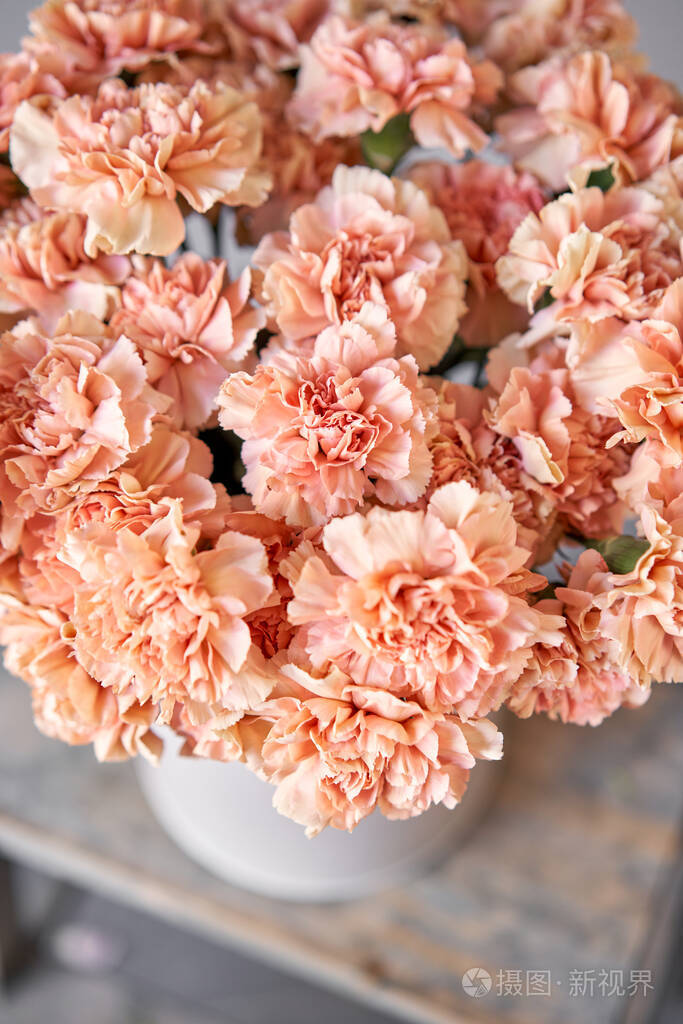 一束桃色的康乃馨花春天的背景送给母亲节的丁香束礼物