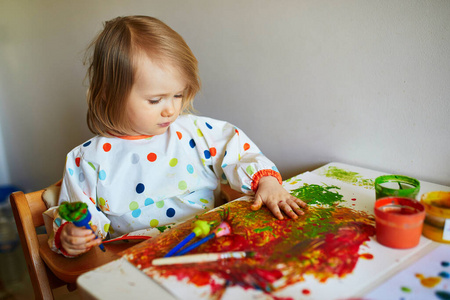 婴儿室 玩具 快乐 学龄前儿童 女孩 集中 童年 学习 绘画