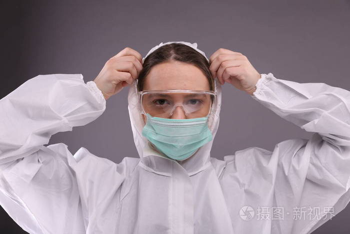 戴防护面具的女人穿上了防护服