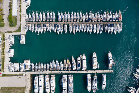 很多船克罗地亚,marina kastela,2019年9月15日:无人机视角,停泊在同
