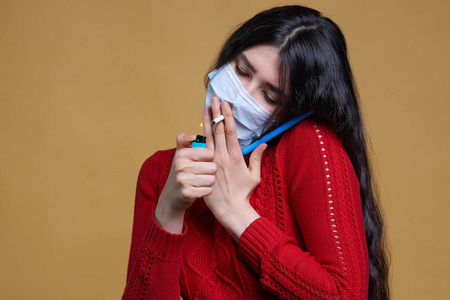 叼烟的网名大全戴医用防护口罩的小女孩亮了起来,嘴里叼着一根烟,穿过