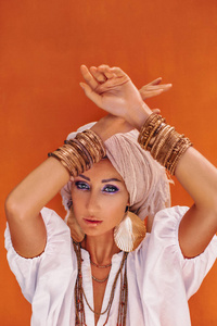 时尚 面对 流行的 美丽的 头巾 皮肤 珠宝 耳环 波西米亚