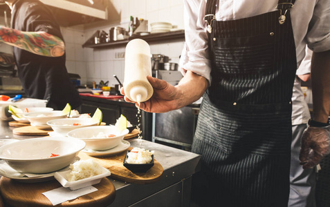 烹饪蔬菜晚餐专业厨师在酒店的厨房餐厅烹饪,准备晚餐.