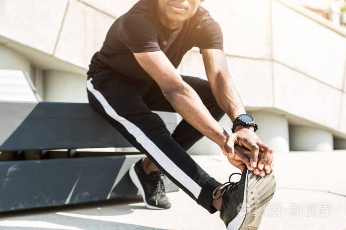 年轻的美国黑人运动员在长廊上热身在户外奔跑的黑人男性健康生活方式