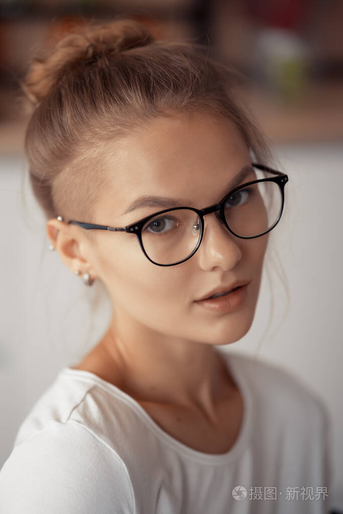 一个戴眼镜的金发美女的画像