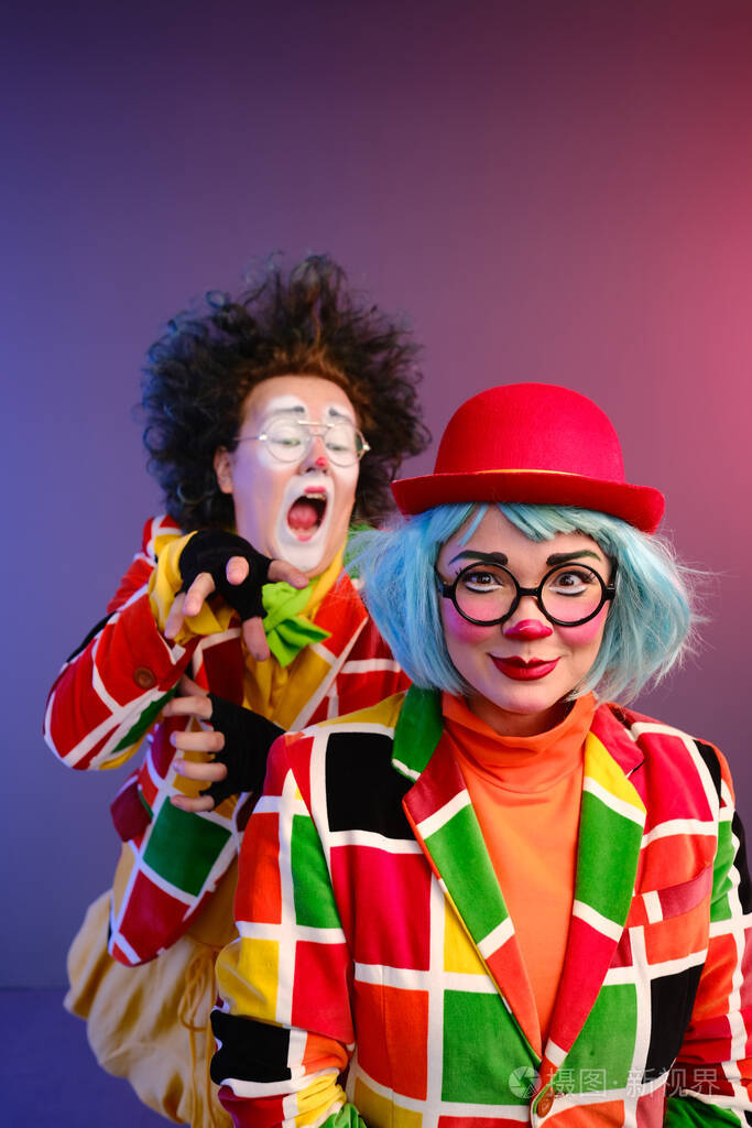 两个小丑一男一女穿着鲜艳的彩妆在鬼混表演