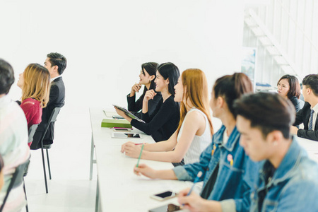 老师 演讲者 训练 观众 演示 演讲 会议 知识 教学 肖像