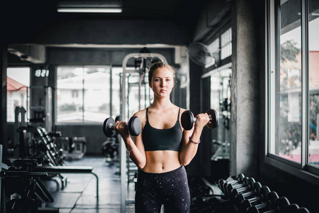 运动型 肱二头肌 能量 健身房 运动员 女人 肌肉 身体