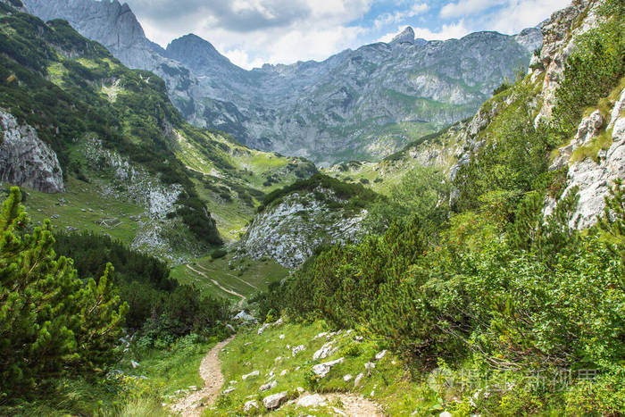 杜米托国家公园的绿色山丘山谷景观